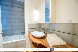 Duschwanne, Haartrockner, Handtücher, Seife