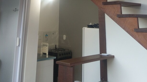 Una escalera de madera con cerramiento de vidrio que lleva a un nivel superior.
