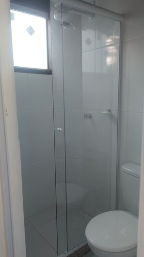Regadera y papel de baño 