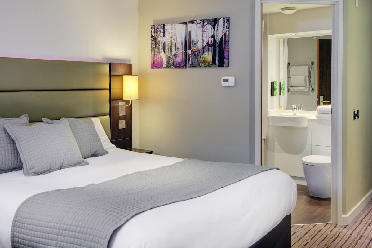 deluxe room, 1 double bed, non smoking | desk, free wifi, bed sheets