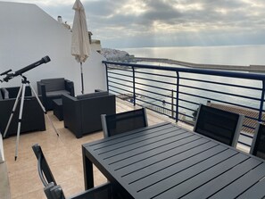 Unclassified image, 4 of 25, button