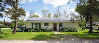 2-Bedroom Cottage Steps from Sandy Beach for fishing, boating, and Firepits