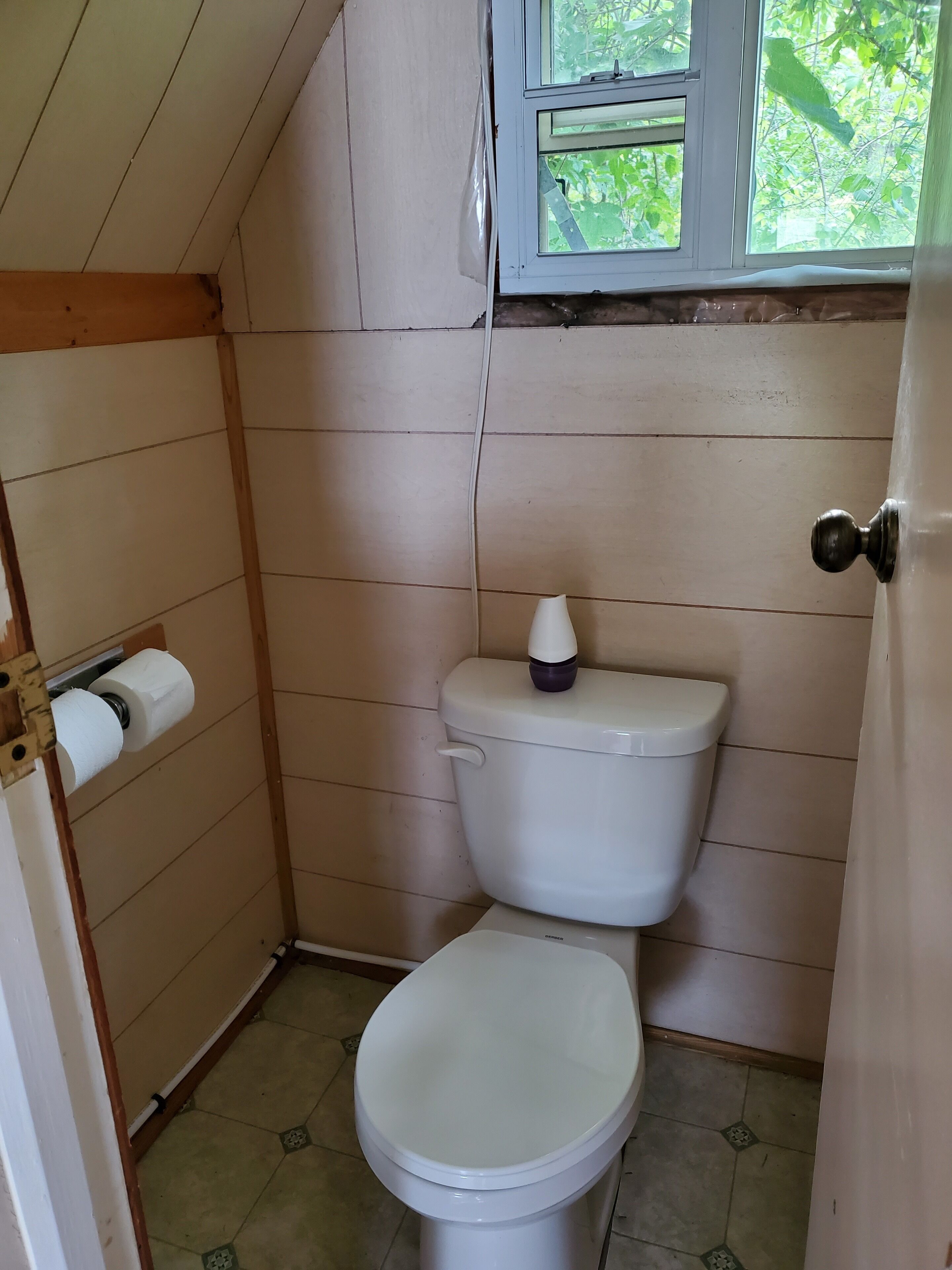 Tiny Cabin with Sandy Beach, Kayak/Canoe/Paddle Boats, Firepit@Sturgeon Lake