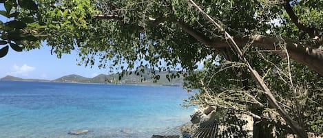 En la playa, camastros y toallas de playa