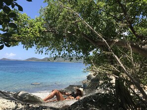Sur la plage, chaise longue, serviettes de plage