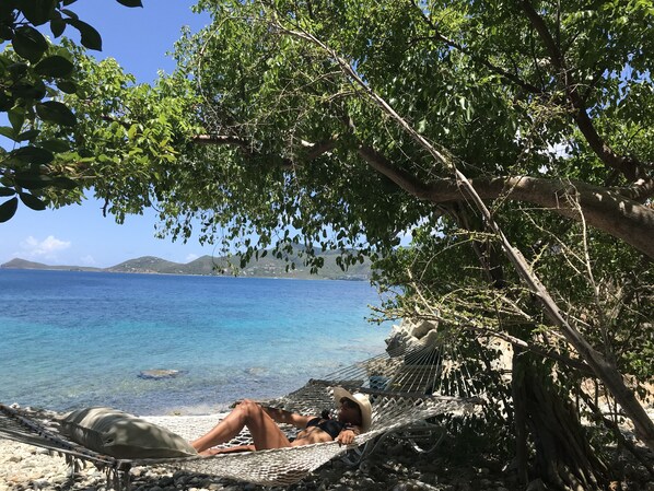 En la playa, camastros y toallas de playa 