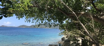 Spectacular waterfront villa/private beach GREAT SNORKELING, sunrise/sunset view