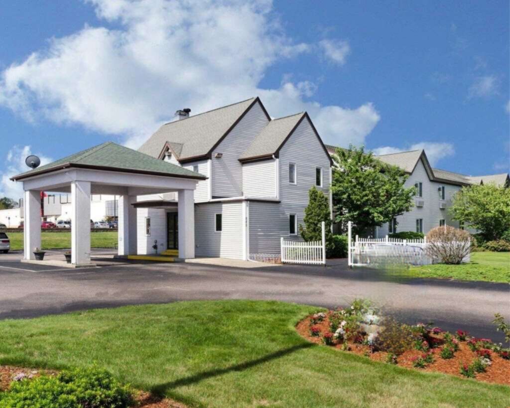 Furnished Residences at Solomon Pond