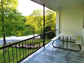 Outdoor dining - Lakefront, Jet ski, kayak,or pontoon rentals. Right on the beach!!! (Murray)