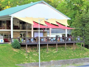 Exterior - Lakefront, Jet ski, kayak,or pontoon rentals. Right on the beach!!! (Murray)