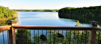 Lakefront, Jet ski, kayak,or pontoon rentals. Right on the beach!!!