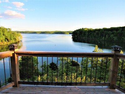 Lakefront, Jet ski, kayak,or pontoon rentals. Right on the beach!!!