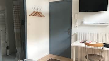 Double Room, Private Bathroom (Studio La Gavotte) | Room amenity