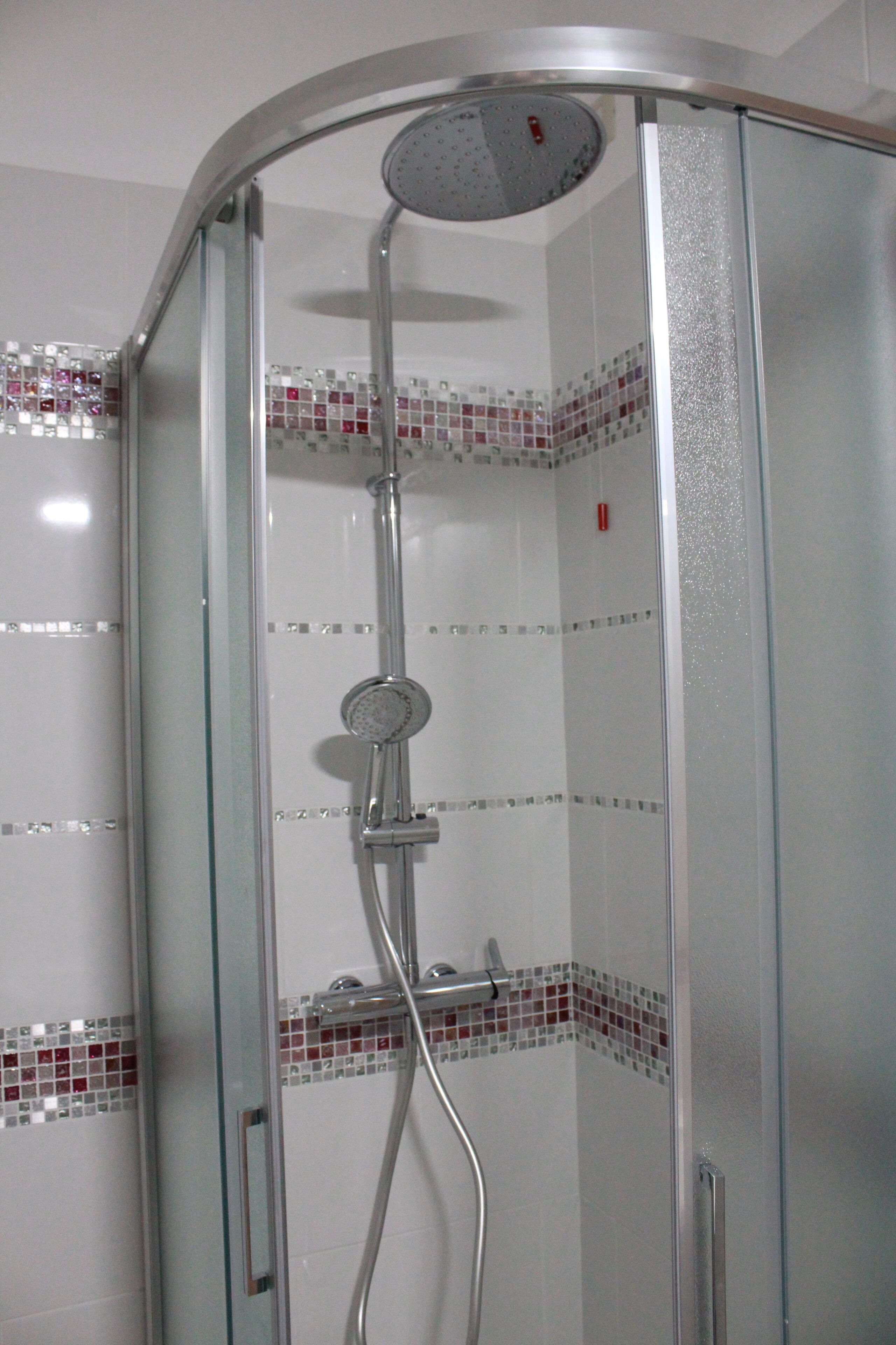 Douche, bidet, serviettes fournies, savon