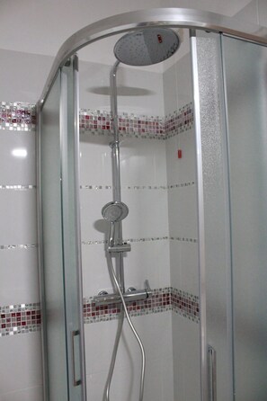 Douche, bidet, serviettes fournies, savon