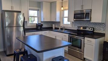 Refrigerador, microondas, horno y parrilla de estufa