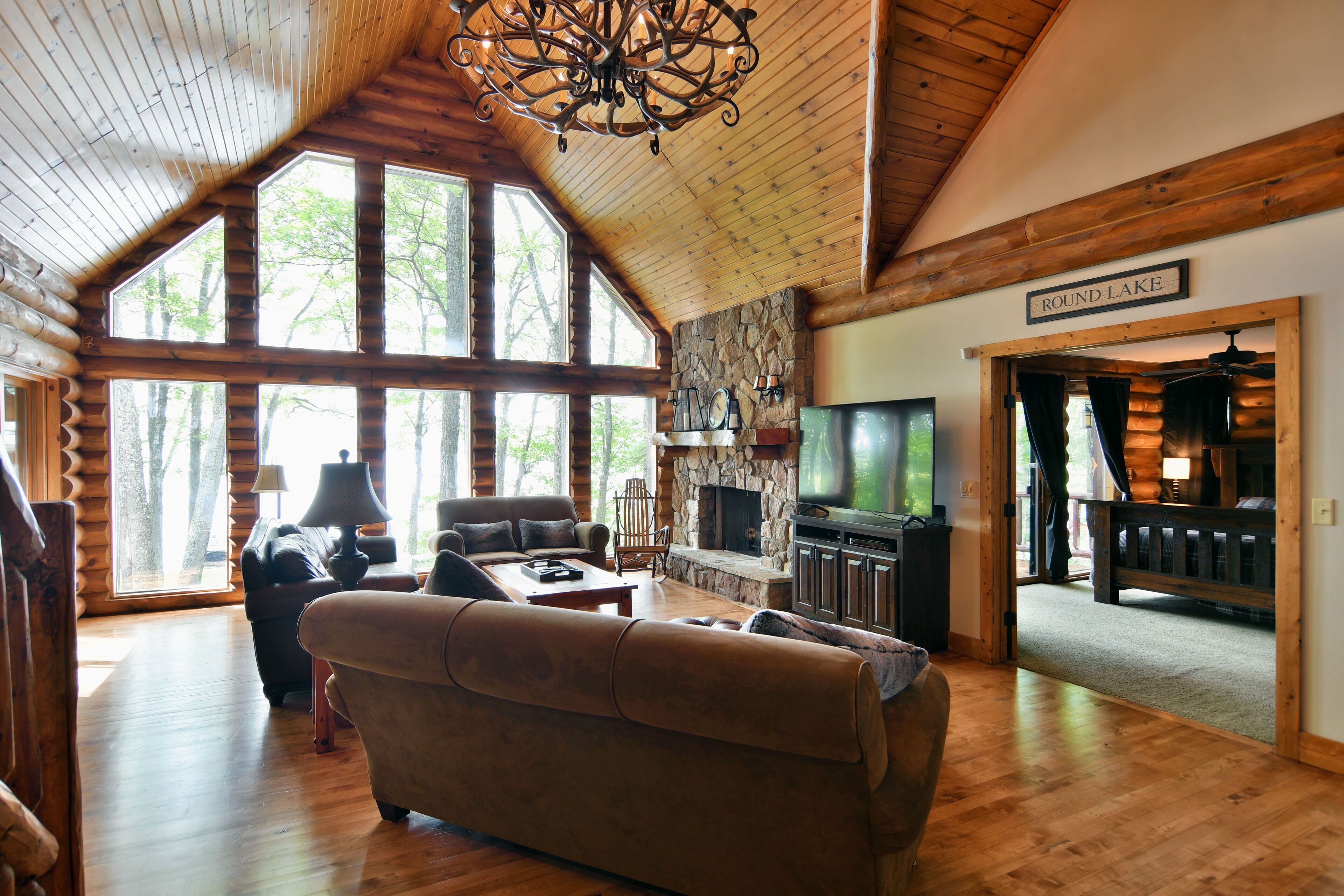 Lumberjack Lodge: 5  BR, 4.25  BA House in Hayward, Sleeps 14