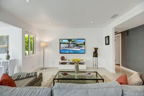 TV, ping pong - Casa Azul - Mid-Century Oasis w/ Private Pool & Mountain Views (Palm Springs)