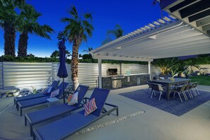 Outdoor dining - Casa Azul - Mid-Century Oasis w/ Private Pool & Mountain Views (Palm Springs)