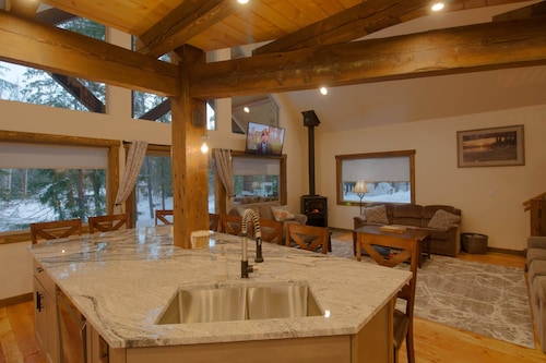 Pioneer Cabin Next to Elkins Resort by Priest Lake