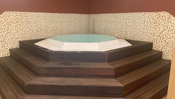 Indoor spa tub