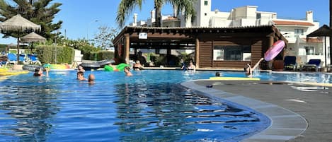 Appartement Deluxe, accessible aux personnes à mobilité réduite, salle de bains attenante | Piscine extérieure | Piscine couverte, piscine extérieure, chaises longues