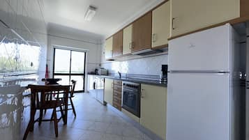 Deluxe Apartment, Ensuite, Sea View | Shared kitchen
