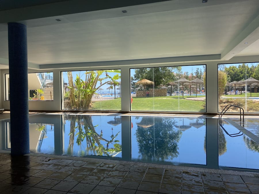 Piscine couverte, piscine extérieure, chaises longues