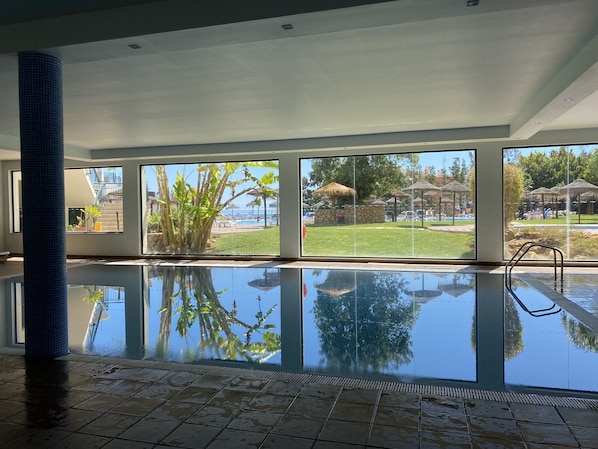 Kolam renang indoor dan kolam renang outdoor, dengan kursi berjemur