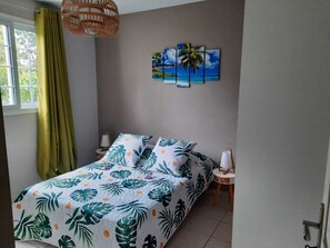 2 quartos, ferros/tábuas de passar roupa, berço de viagem