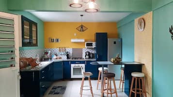 Cafetera y tetera, refrigerador, microondas y horno