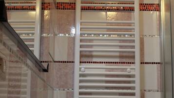 Shower, hair dryer, bidet, towels