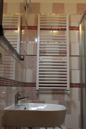 Dusche, Haartrockner, Bidet, Handtücher