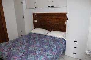 1 bedroom, desk, free WiFi, bed sheets