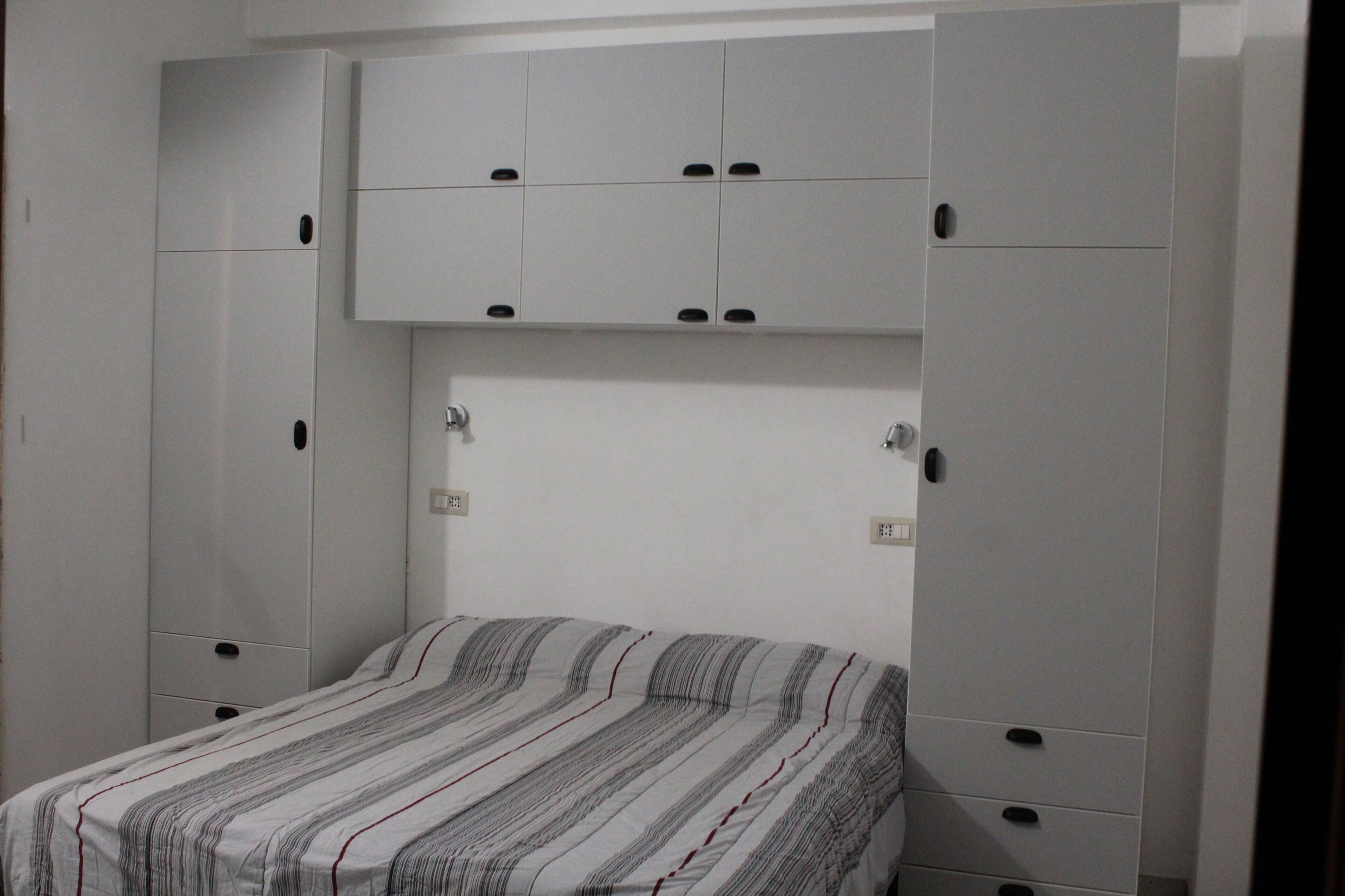 1 室のベッドルーム、デスク、WiFi (無料)、ベッドシーツ