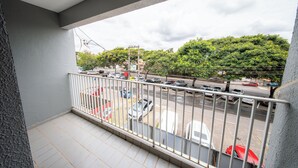 A balcony with a view of a parking lot and trees. - Hotel Montana by Bsb Inn (Nucleo Bandeirante)