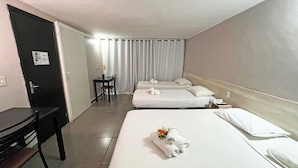 A hotel room with two beds, a desk, and a chair. - Hotel Montana by Bsb Inn (Nucleo Bandeirante)