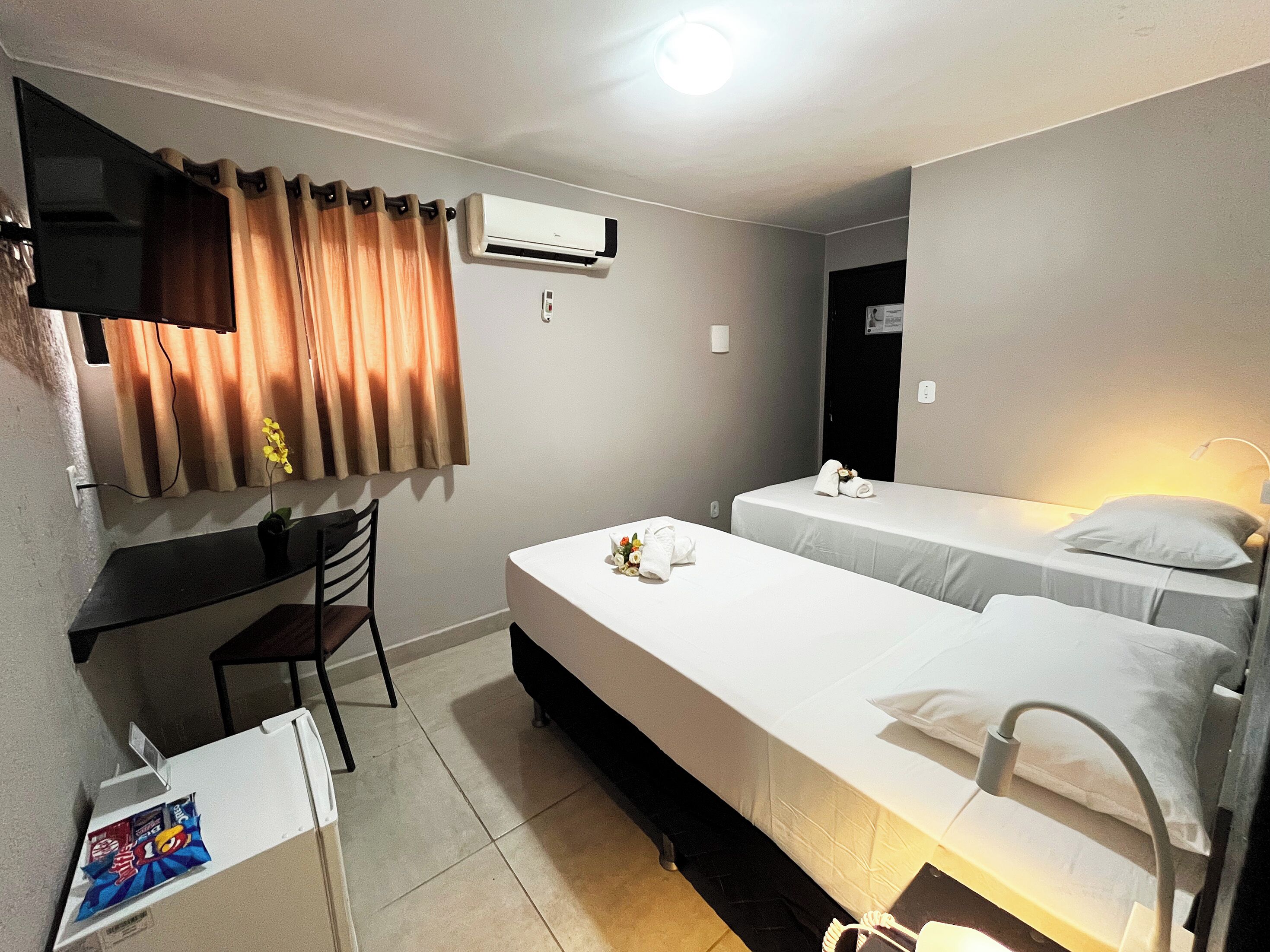 Quarto solteiro standard, 2 camas de solteiro | Frigobar, Wi-Fi de cortesia, roupa de cama