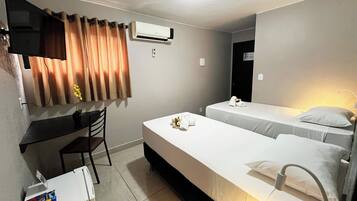 Standaard eenpersoonskamer, 2 eenpersoonsbedden | Een minibar, gratis wifi, beddengoed