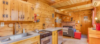 Rustic & cozy cabin with fast WiFi & games - close to slopes, dining & golf