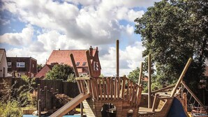 Un parque infantil con un tobogán y estructuras para escalar.
