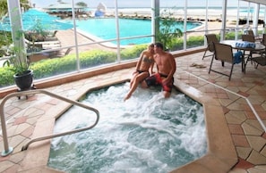 Piscine intérieure, piscine extérieure