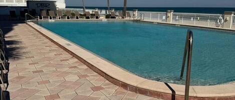 Piscine couverte, piscine extérieure