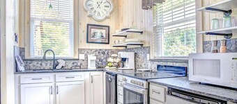 Heart of the Hocking Hills centrally located to hiking trails, lake and shopping