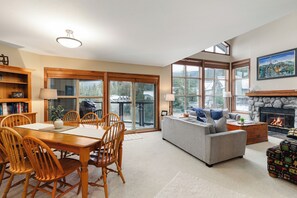 Fernseher, Kamin, DVD-Player, Bücher