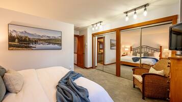 3 bedrooms, desk, travel crib, WiFi