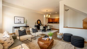 Televisión y chimenea 