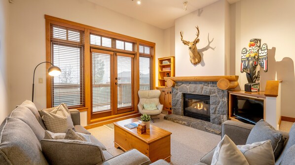 TV, fireplace - Ski-In/Ski-Out | Private Hot Tub | Garage | Mountain Views | Managed by Aloha Whistler (Whistler)