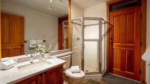 Bañera con ducha, secador de pelo, piso con calefacción en el baño