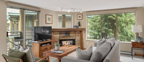 Una televisión, una chimenea